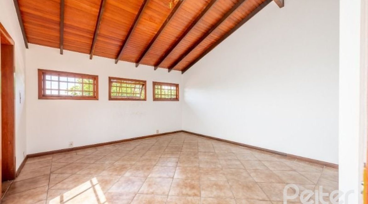 Casa à venda com 350m², 3 dormitórios, 1 suíte, 3 vagas, no bairro Vila Assunção em Porto Alegre