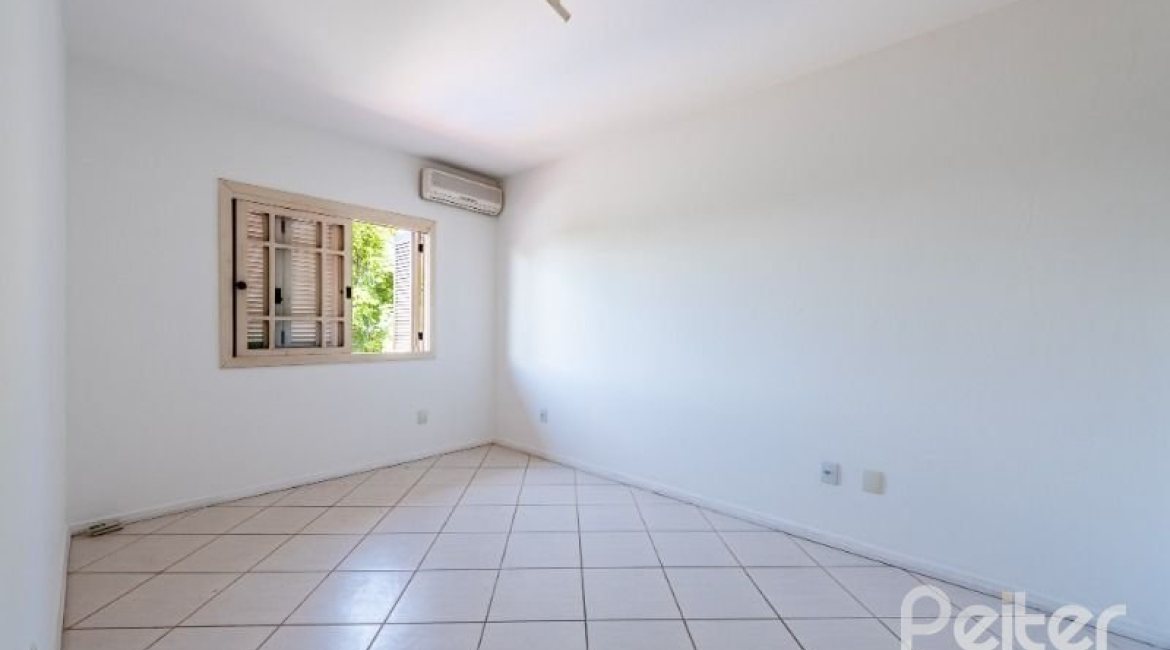 Casa à venda com 350m², 3 dormitórios, 1 suíte, 3 vagas, no bairro Vila Assunção em Porto Alegre