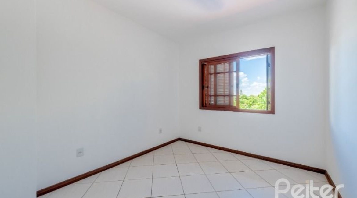 Casa à venda com 350m², 3 dormitórios, 1 suíte, 3 vagas, no bairro Vila Assunção em Porto Alegre