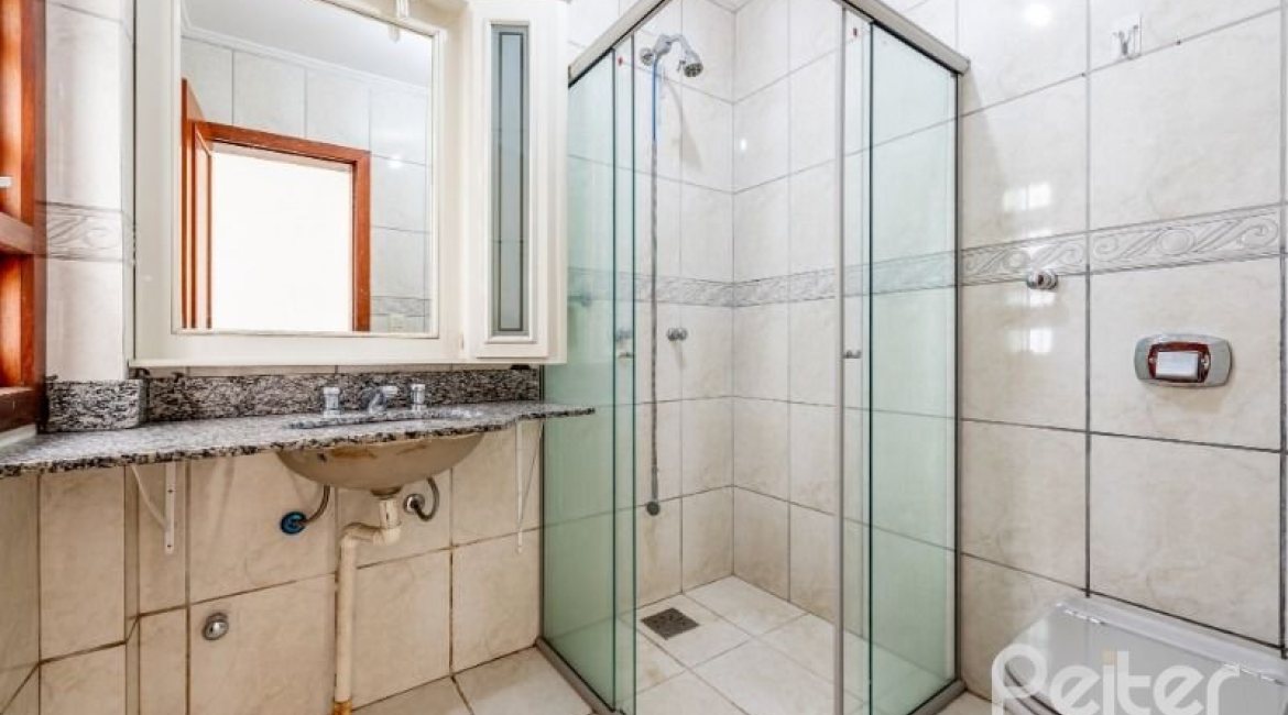 Casa à venda com 350m², 3 dormitórios, 1 suíte, 3 vagas, no bairro Vila Assunção em Porto Alegre