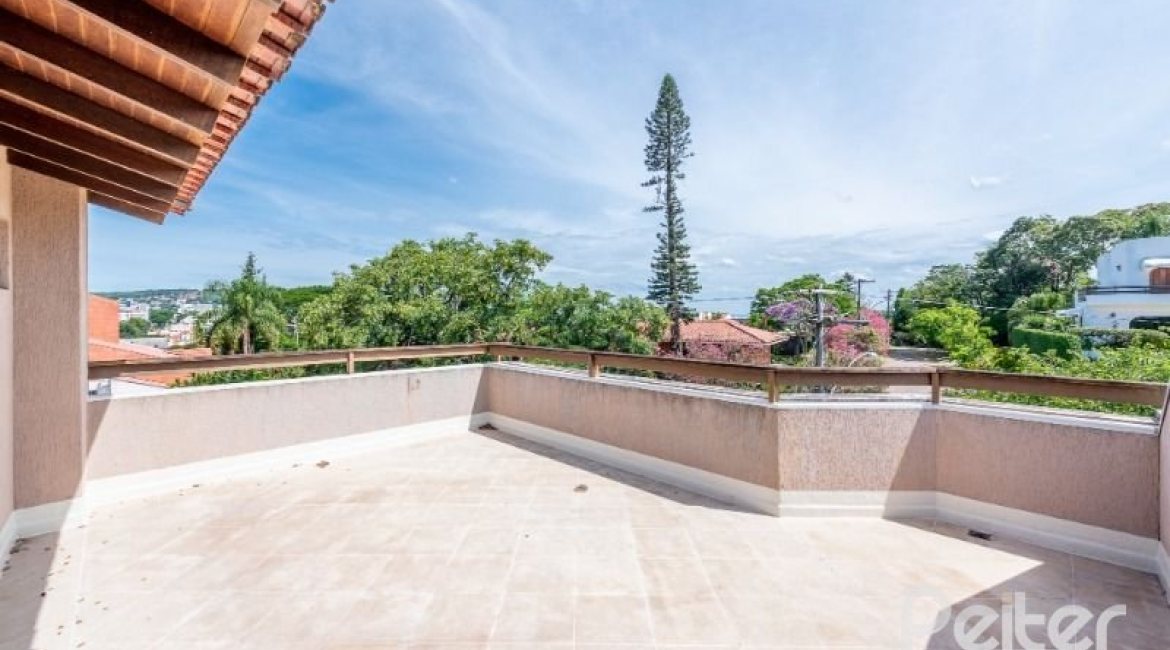 Casa à venda com 350m², 3 dormitórios, 1 suíte, 3 vagas, no bairro Vila Assunção em Porto Alegre