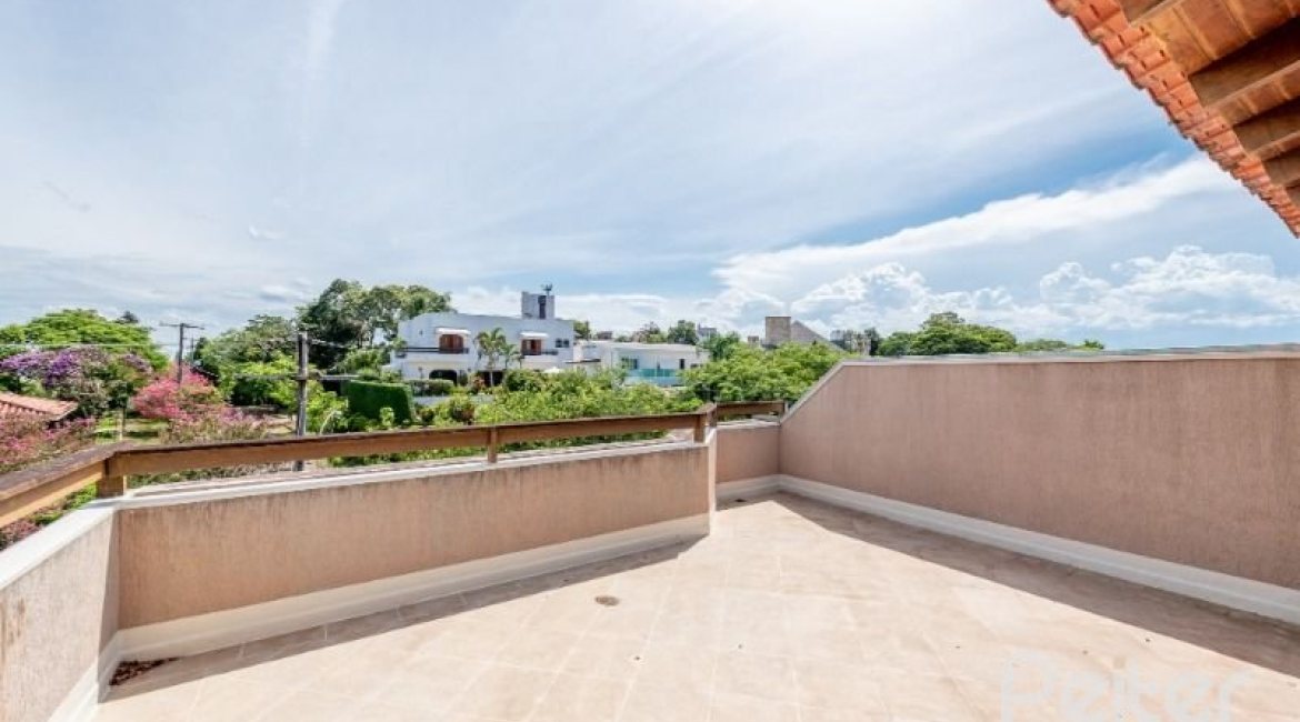 Casa à venda com 350m², 3 dormitórios, 1 suíte, 3 vagas, no bairro Vila Assunção em Porto Alegre