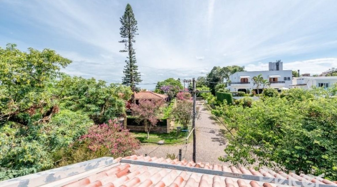 Casa à venda com 350m², 3 dormitórios, 1 suíte, 3 vagas, no bairro Vila Assunção em Porto Alegre