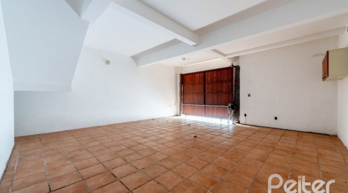 Casa à venda com 350m², 3 dormitórios, 1 suíte, 3 vagas, no bairro Vila Assunção em Porto Alegre