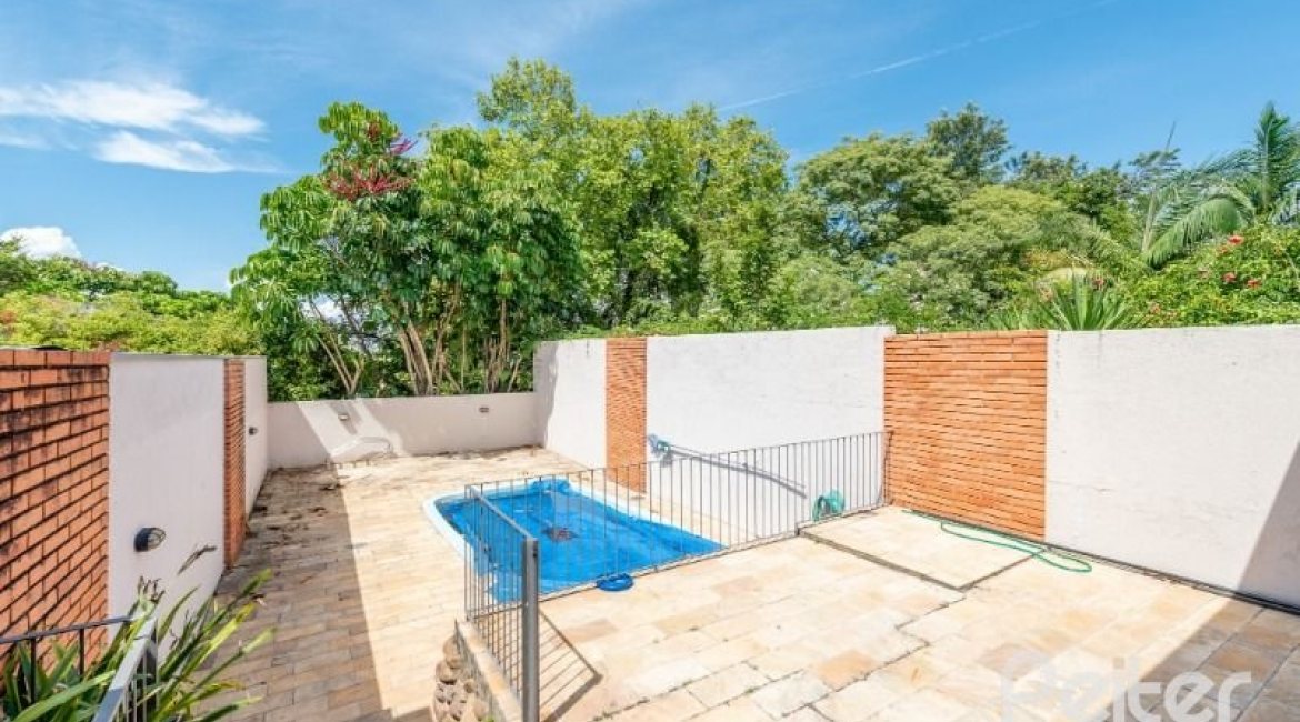 Casa à venda com 350m², 3 dormitórios, 1 suíte, 3 vagas, no bairro Vila Assunção em Porto Alegre