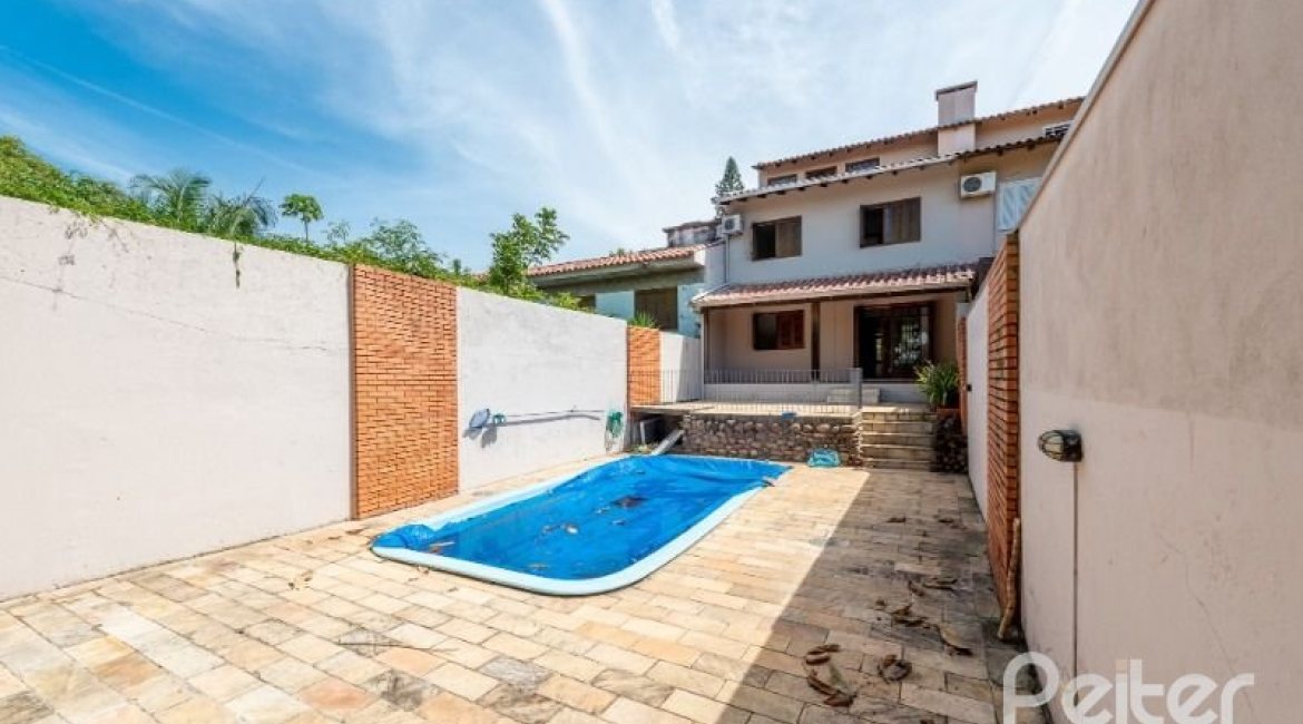 Casa à venda com 350m², 3 dormitórios, 1 suíte, 3 vagas, no bairro Vila Assunção em Porto Alegre