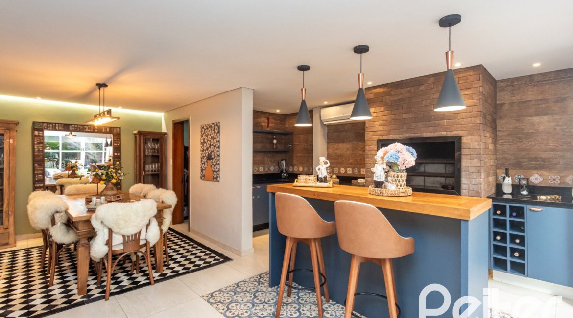 Casa em Condomínio à venda com 220m², 3 dormitórios, 1 suíte, 2 vagas, no bairro Ipanema em Porto Alegre