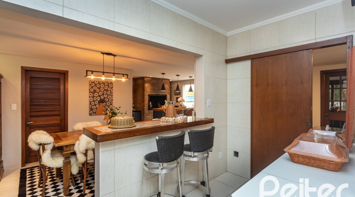 Casa em Condomínio à venda com 220m², 3 dormitórios, 1 suíte, 2 vagas, no bairro Ipanema em Porto Alegre