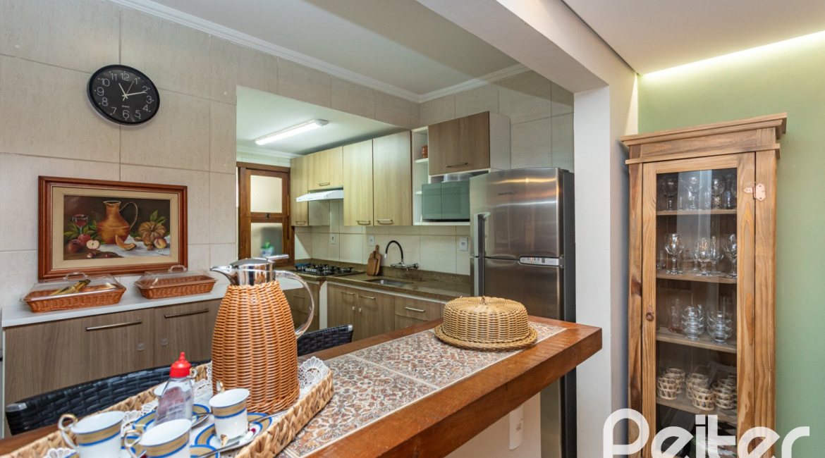 Casa em Condomínio à venda com 220m², 3 dormitórios, 1 suíte, 2 vagas, no bairro Ipanema em Porto Alegre