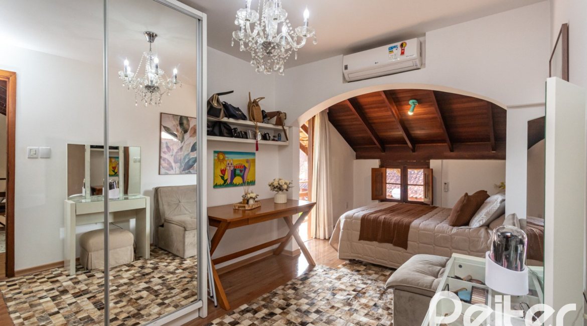 Casa em Condomínio à venda com 220m², 3 dormitórios, 1 suíte, 2 vagas, no bairro Ipanema em Porto Alegre
