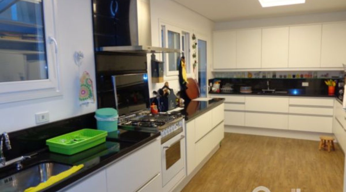 Casa em Condomínio à venda com 392m², 3 dormitórios, 1 suíte, 2 vagas, no bairro Terra Ville em Porto Alegre