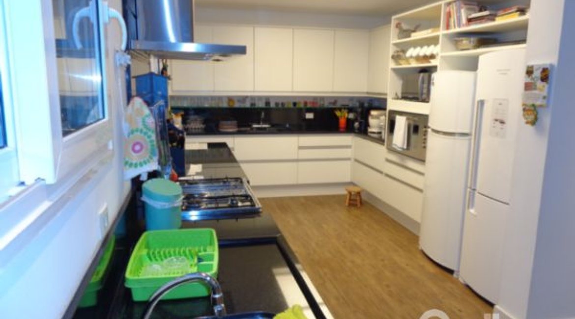 Casa em Condomínio à venda com 392m², 3 dormitórios, 1 suíte, 2 vagas, no bairro Terra Ville em Porto Alegre