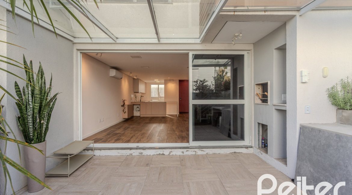Casa em Condomínio à venda com 169m², 3 dormitórios, 1 suíte, 2 vagas, no bairro Tristeza em PORTO ALEGRE
