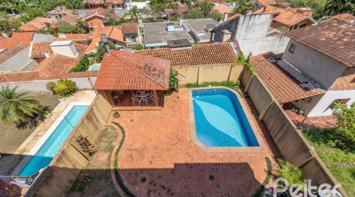 Casa à venda com 436m², 4 dormitórios, 4 suítes, 5 vagas, no bairro Vila Assunção em Porto Alegre