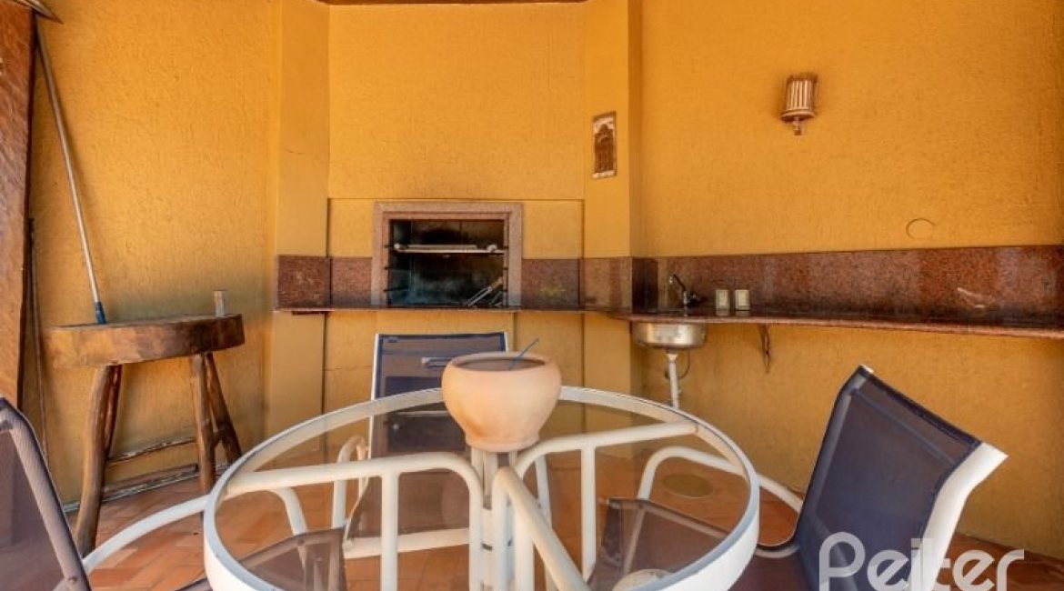 Casa à venda com 436m², 4 dormitórios, 4 suítes, 5 vagas, no bairro Vila Assunção em Porto Alegre