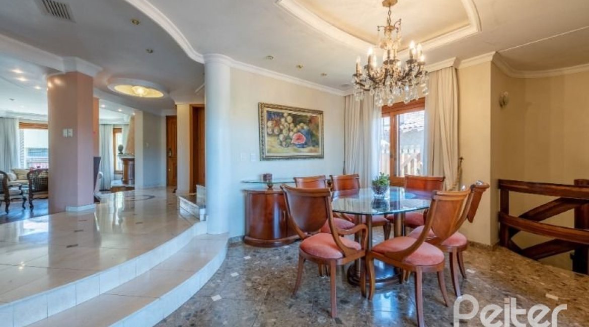 Casa à venda com 436m², 4 dormitórios, 4 suítes, 5 vagas, no bairro Vila Assunção em Porto Alegre