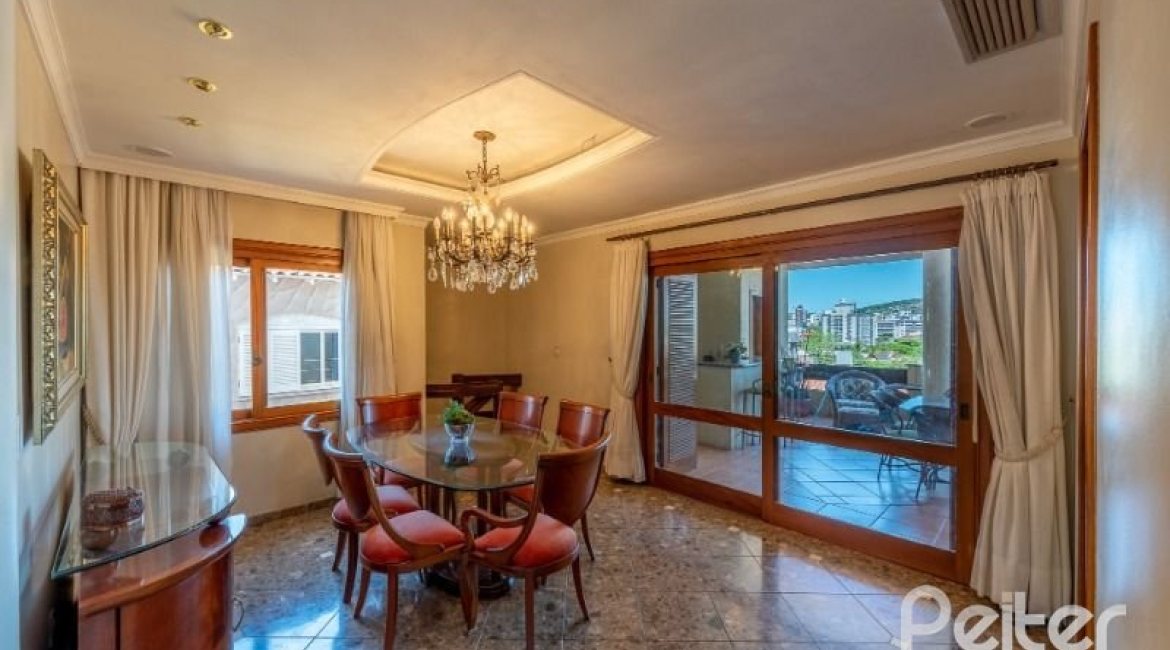 Casa à venda com 436m², 4 dormitórios, 4 suítes, 5 vagas, no bairro Vila Assunção em Porto Alegre