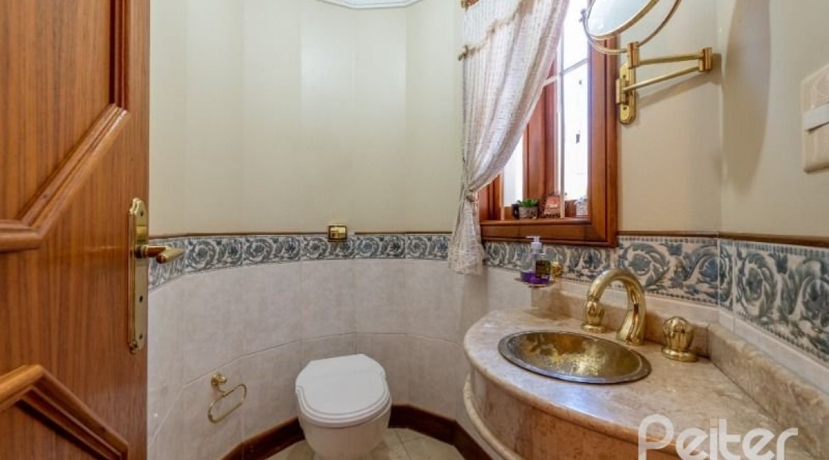 Casa à venda com 436m², 4 dormitórios, 4 suítes, 5 vagas, no bairro Vila Assunção em Porto Alegre