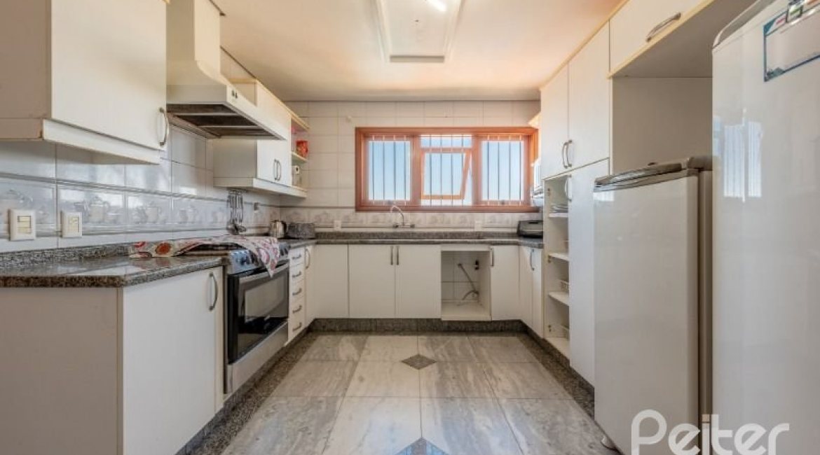 Casa à venda com 436m², 4 dormitórios, 4 suítes, 5 vagas, no bairro Vila Assunção em Porto Alegre