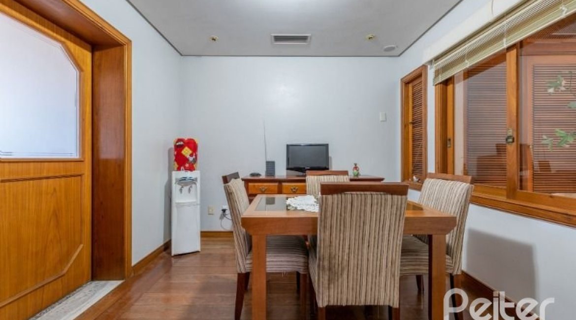 Casa à venda com 436m², 4 dormitórios, 4 suítes, 5 vagas, no bairro Vila Assunção em Porto Alegre