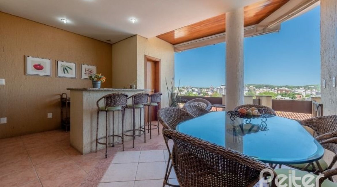 Casa à venda com 436m², 4 dormitórios, 4 suítes, 5 vagas, no bairro Vila Assunção em Porto Alegre