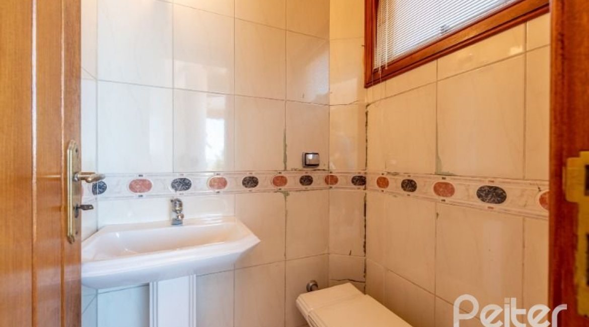 Casa à venda com 436m², 4 dormitórios, 4 suítes, 5 vagas, no bairro Vila Assunção em Porto Alegre