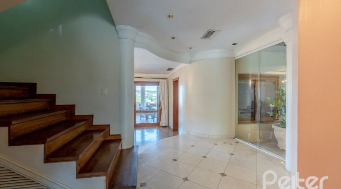 Casa à venda com 436m², 4 dormitórios, 4 suítes, 5 vagas, no bairro Vila Assunção em Porto Alegre