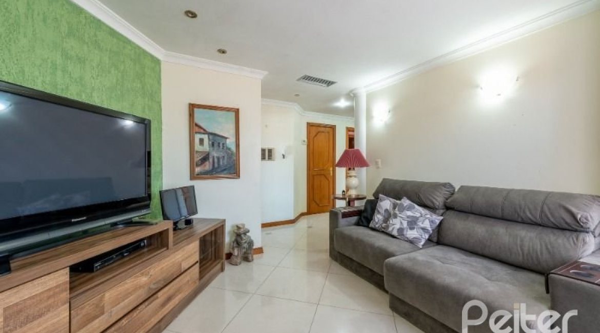 Casa à venda com 436m², 4 dormitórios, 4 suítes, 5 vagas, no bairro Vila Assunção em Porto Alegre