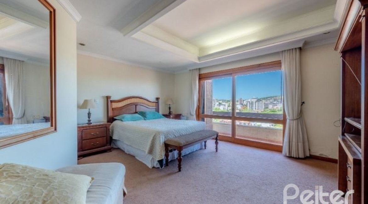 Casa à venda com 436m², 4 dormitórios, 4 suítes, 5 vagas, no bairro Vila Assunção em Porto Alegre