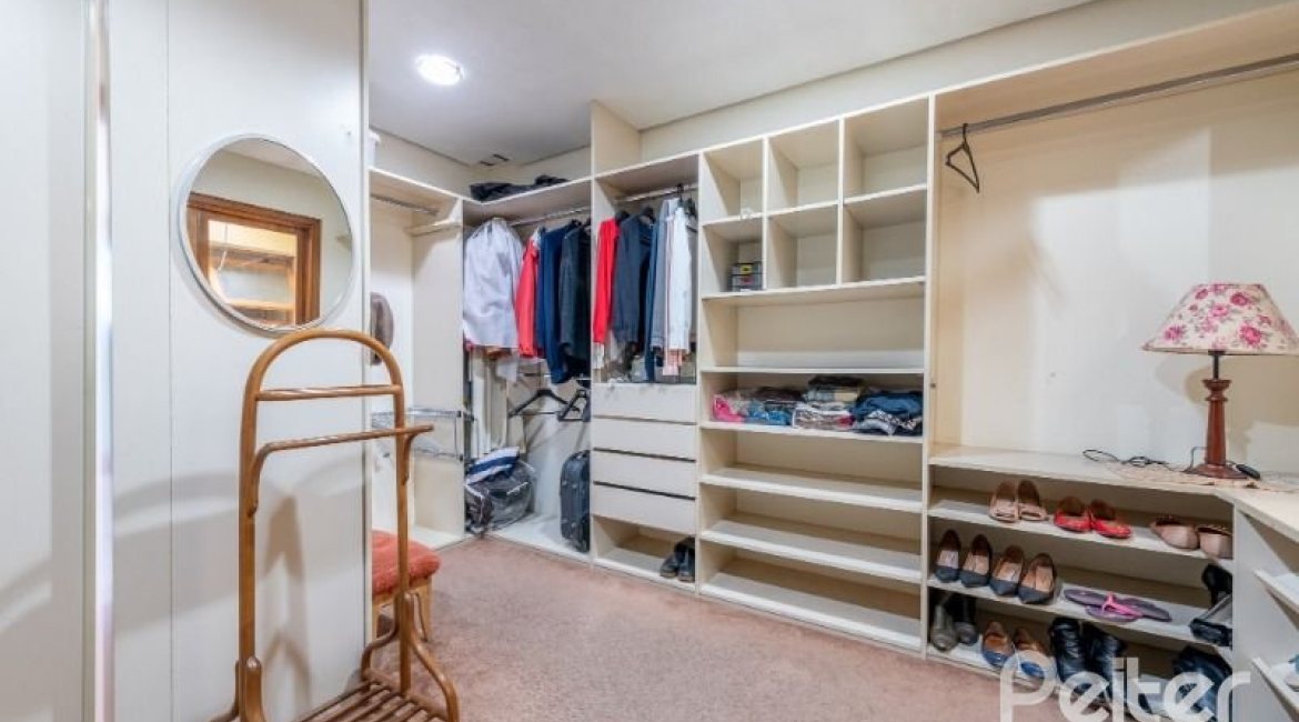 Casa à venda com 436m², 4 dormitórios, 4 suítes, 5 vagas, no bairro Vila Assunção em Porto Alegre