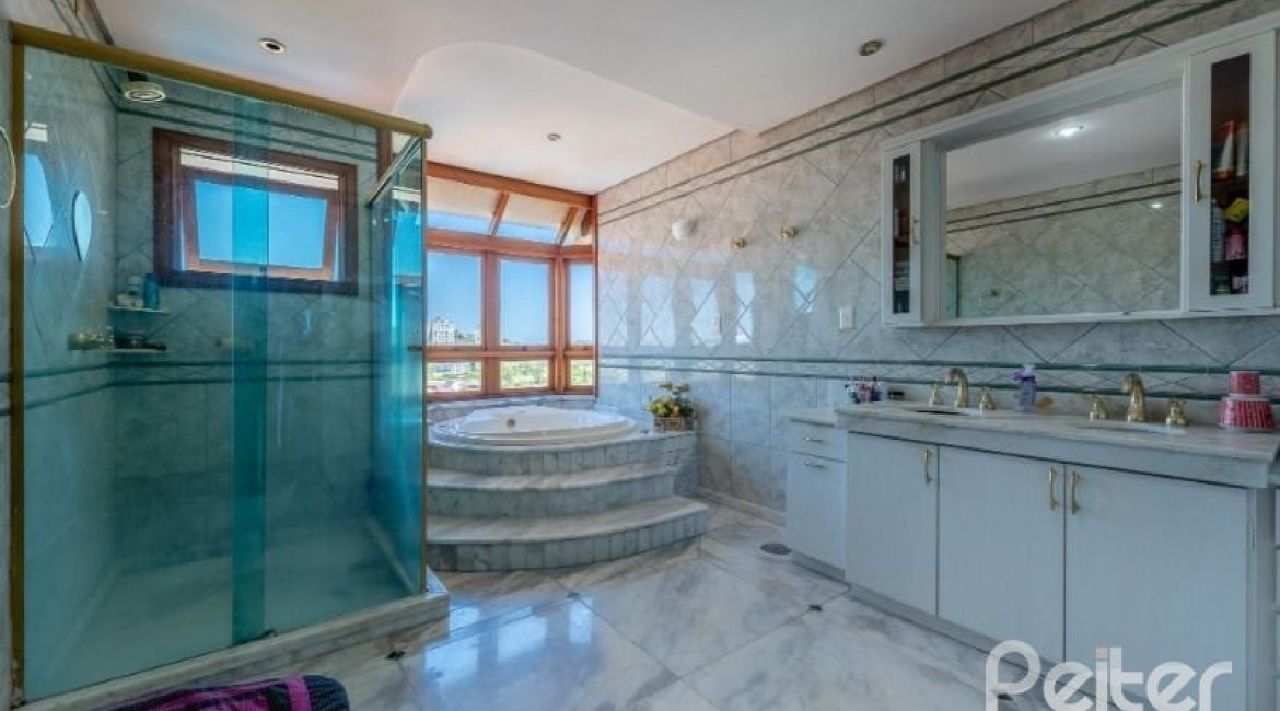 Casa à venda com 436m², 4 dormitórios, 4 suítes, 5 vagas, no bairro Vila Assunção em Porto Alegre