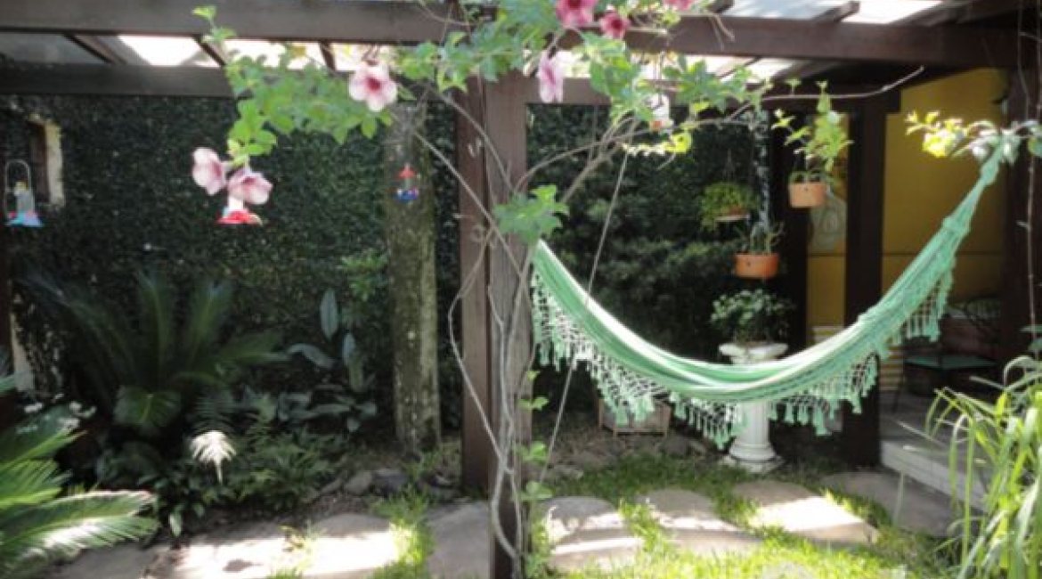 Casa à venda com 500m², 4 dormitórios, 3 suítes, 4 vagas, no bairro Tristeza em Porto Alegre