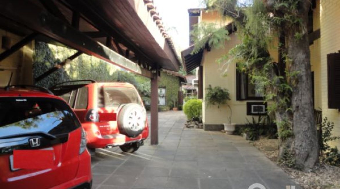 Casa à venda com 500m², 4 dormitórios, 3 suítes, 4 vagas, no bairro Tristeza em Porto Alegre