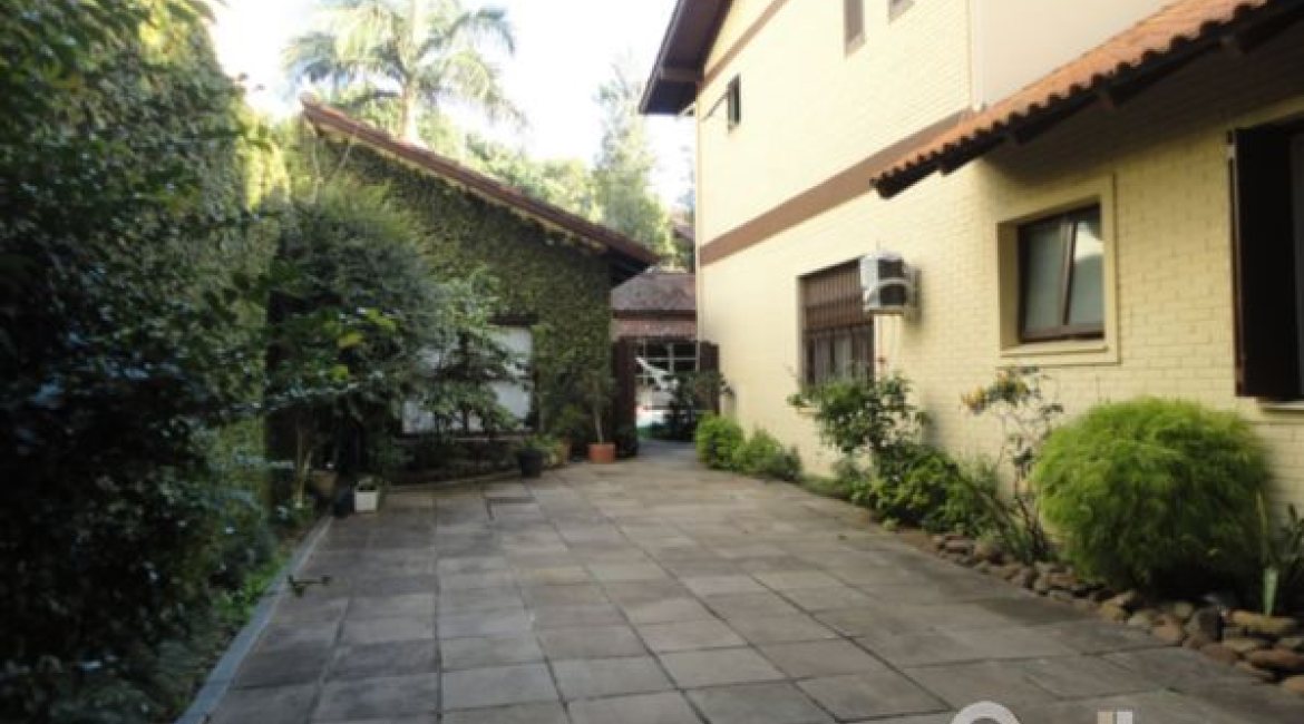 Casa à venda com 500m², 4 dormitórios, 3 suítes, 4 vagas, no bairro Tristeza em Porto Alegre
