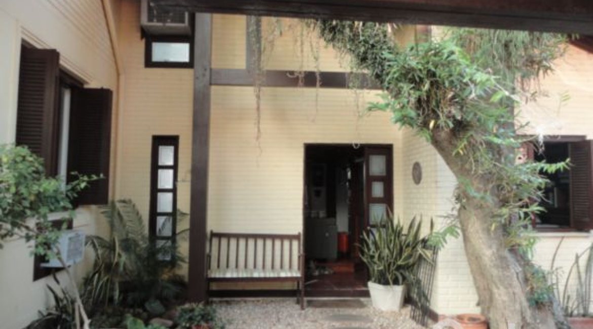 Casa à venda com 500m², 4 dormitórios, 3 suítes, 4 vagas, no bairro Tristeza em Porto Alegre