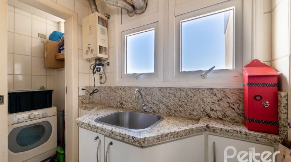 Cobertura à venda com 191m², 3 dormitórios, 1 suíte, 2 vagas, no bairro Tristeza em PORTO ALEGRE