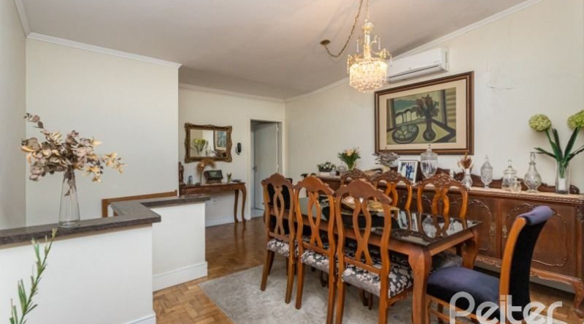 Casa à venda com 176m², 3 dormitórios, 1 suíte, 4 vagas, no bairro Tristeza em Porto Alegre