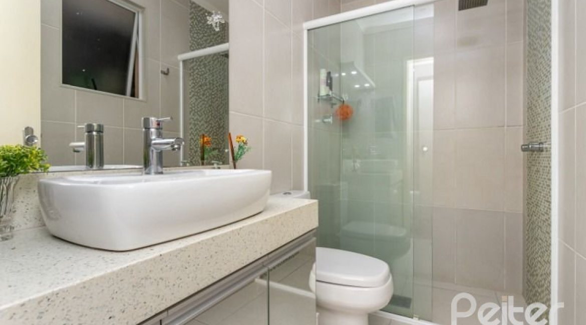 Casa à venda com 176m², 3 dormitórios, 1 suíte, 4 vagas, no bairro Tristeza em Porto Alegre