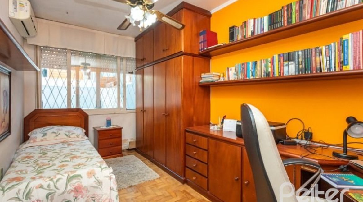 Casa à venda com 176m², 3 dormitórios, 1 suíte, 4 vagas, no bairro Tristeza em Porto Alegre