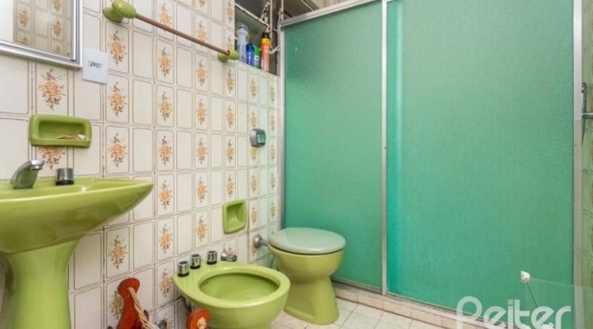 Casa à venda com 176m², 3 dormitórios, 1 suíte, 4 vagas, no bairro Tristeza em Porto Alegre