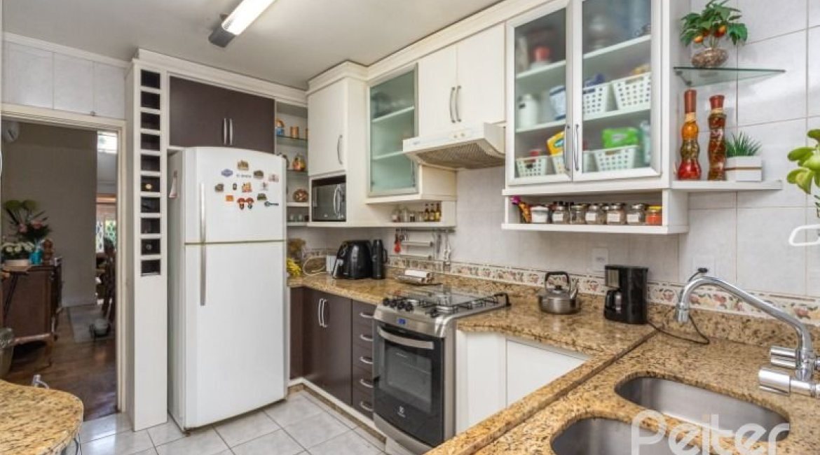 Casa à venda com 176m², 3 dormitórios, 1 suíte, 4 vagas, no bairro Tristeza em Porto Alegre