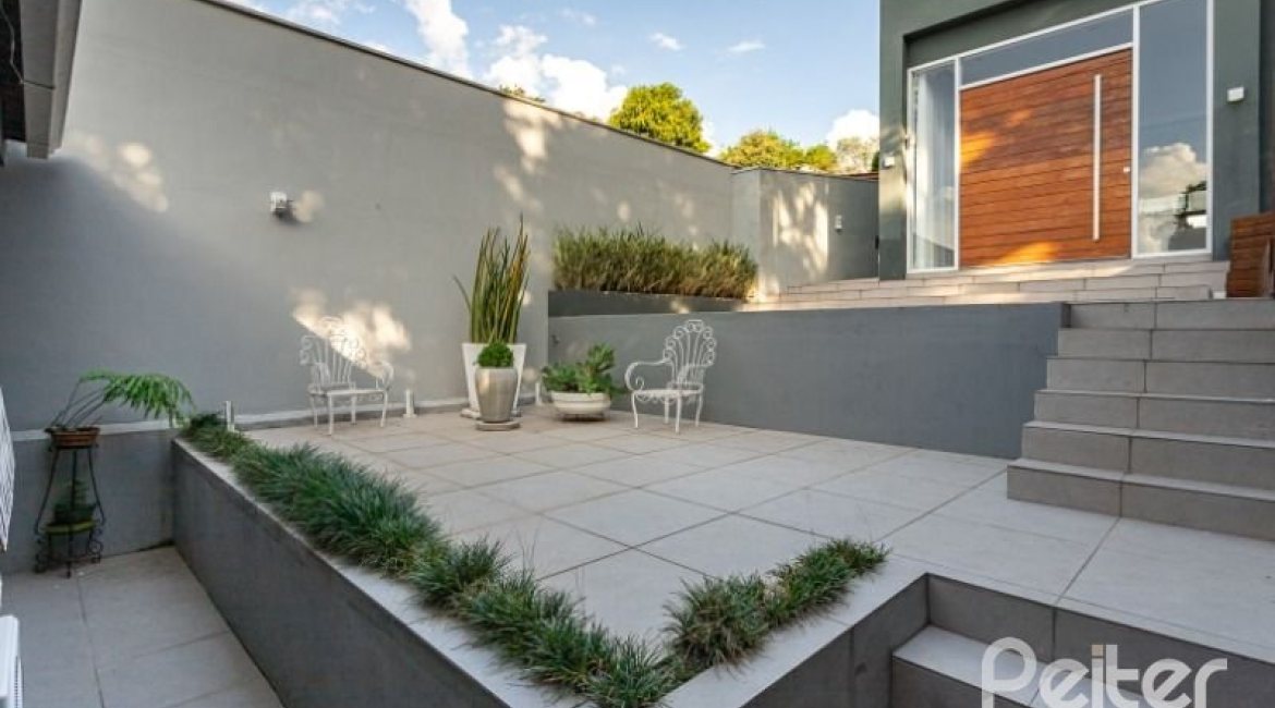 Casa à venda com 176m², 3 dormitórios, 1 suíte, 4 vagas, no bairro Tristeza em Porto Alegre