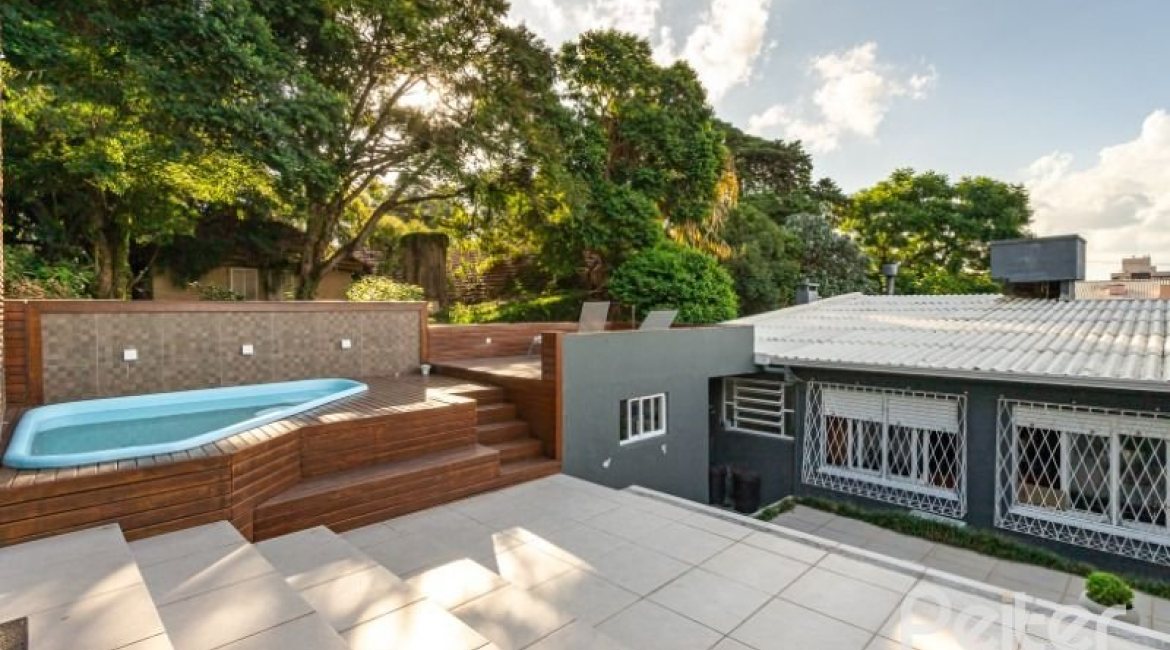 Casa à venda com 176m², 3 dormitórios, 1 suíte, 4 vagas, no bairro Tristeza em Porto Alegre