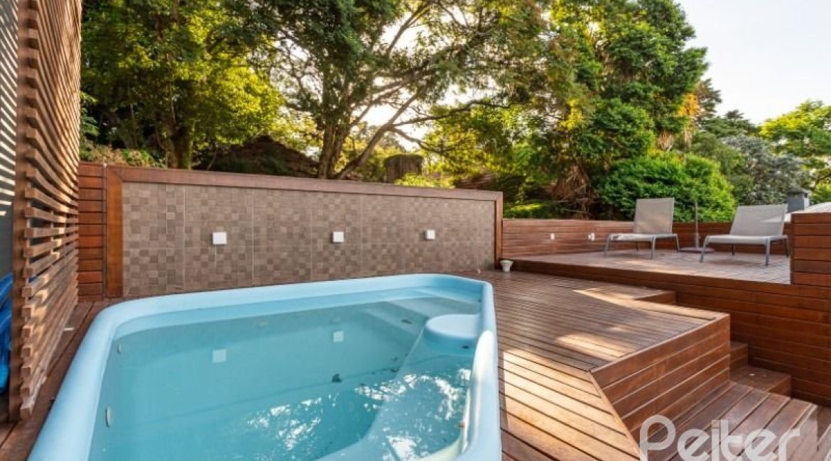 Casa à venda com 176m², 3 dormitórios, 1 suíte, 4 vagas, no bairro Tristeza em Porto Alegre