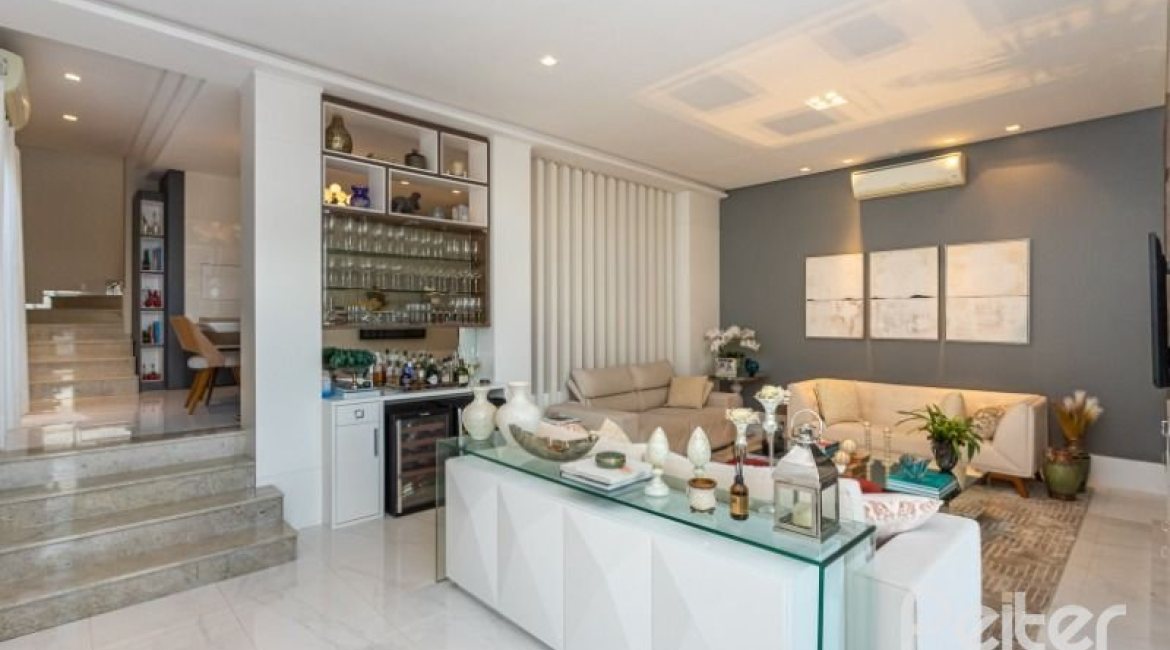 Casa à venda com 176m², 3 dormitórios, 1 suíte, 4 vagas, no bairro Tristeza em Porto Alegre