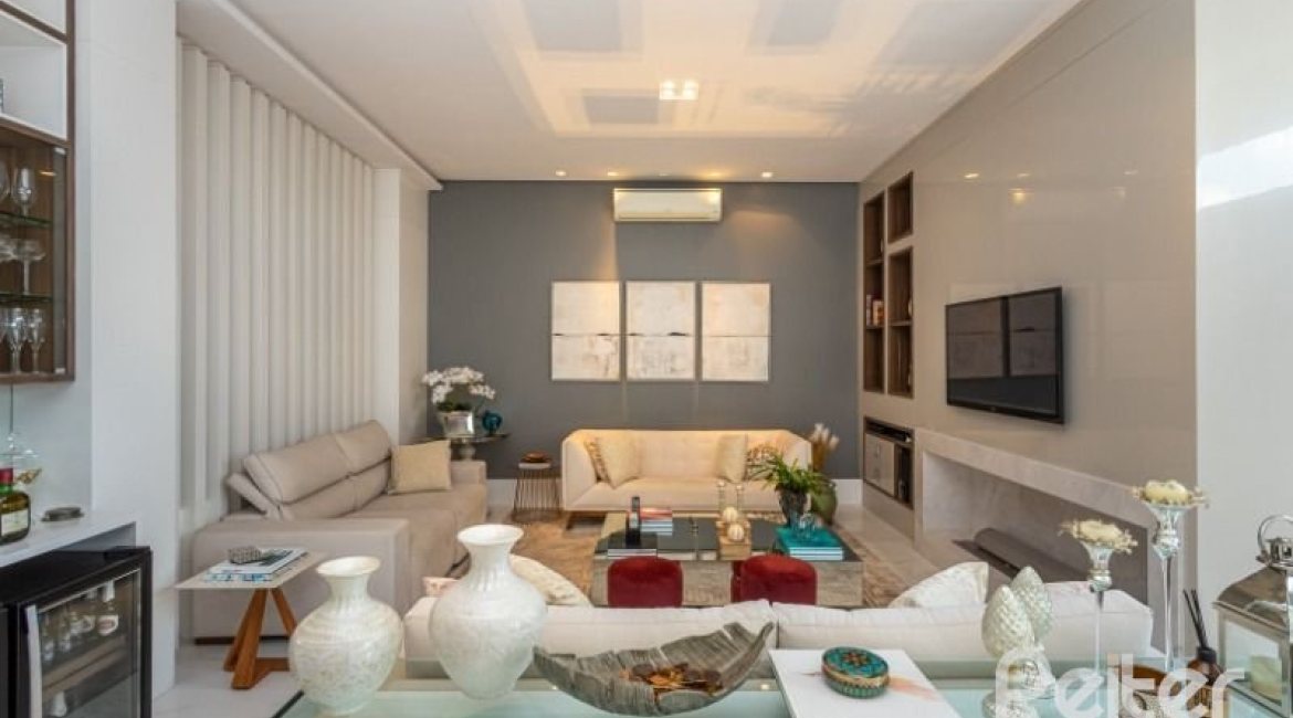 Casa à venda com 176m², 3 dormitórios, 1 suíte, 4 vagas, no bairro Tristeza em Porto Alegre