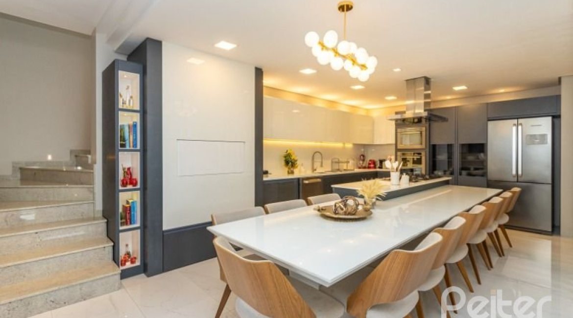 Casa à venda com 176m², 3 dormitórios, 1 suíte, 4 vagas, no bairro Tristeza em Porto Alegre