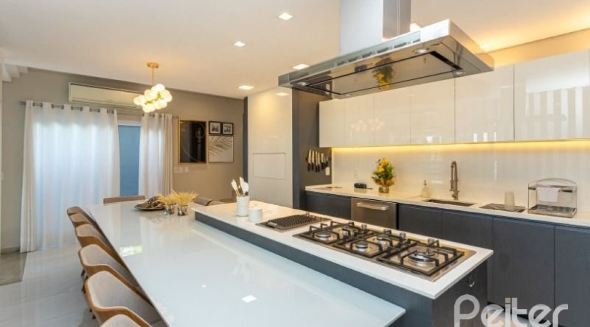 Casa à venda com 176m², 3 dormitórios, 1 suíte, 4 vagas, no bairro Tristeza em Porto Alegre