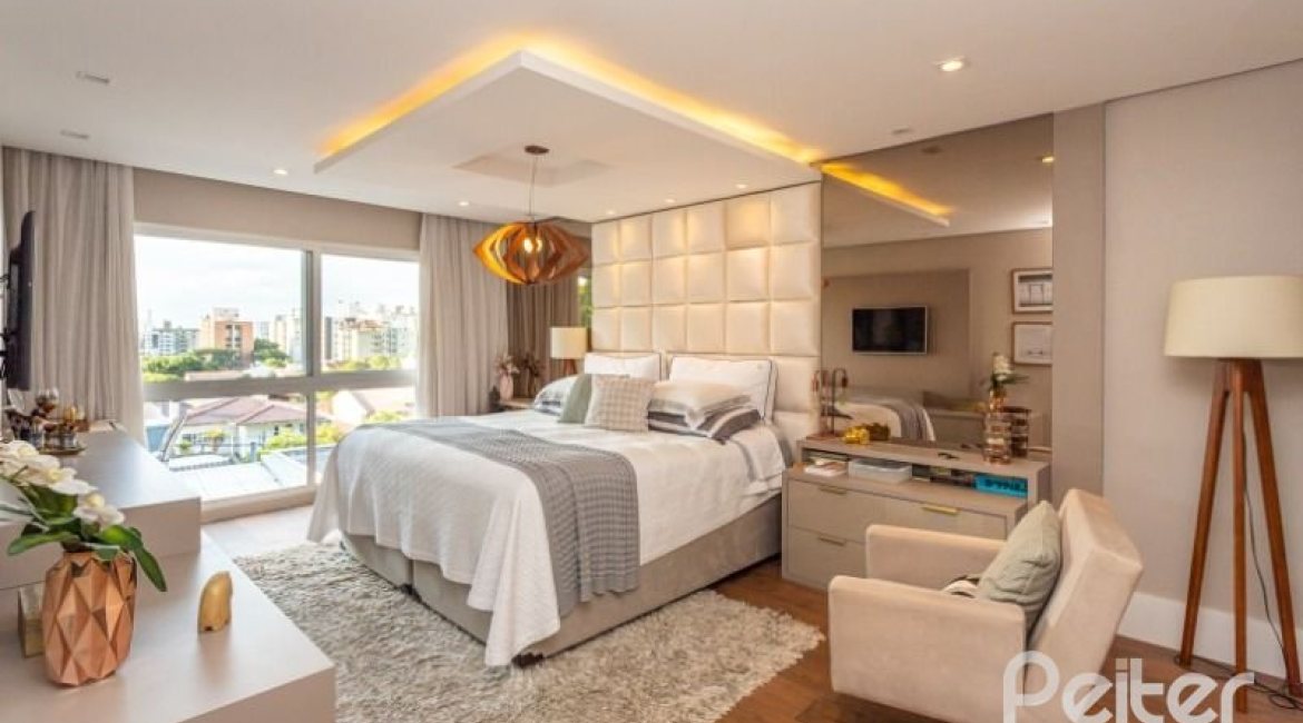 Casa à venda com 176m², 3 dormitórios, 1 suíte, 4 vagas, no bairro Tristeza em Porto Alegre