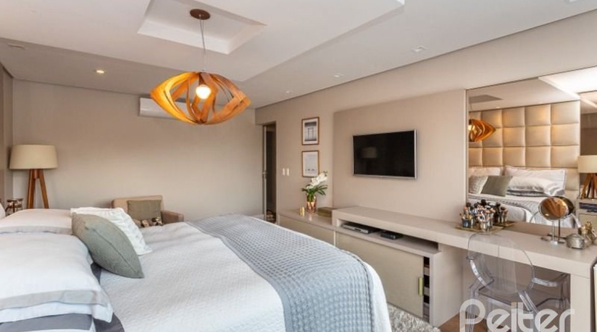 Casa à venda com 176m², 3 dormitórios, 1 suíte, 4 vagas, no bairro Tristeza em Porto Alegre